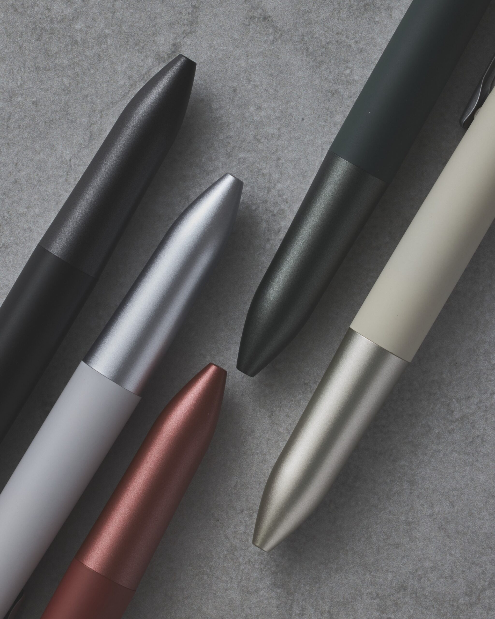 グレーの背景に斜めに配置された、5色のJETSTREAM 4&1のグリップ部分の接写。