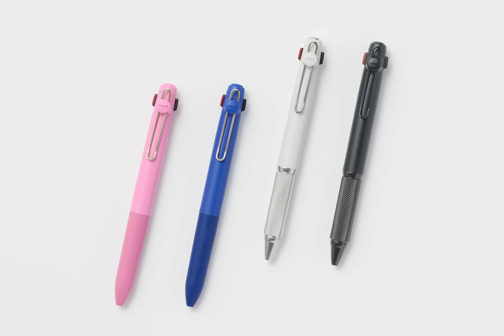 白い背景に並ぶZENTO 3色ボールペン4本。左2本はピンクとブルーのバイカラー、右2本はシルバーとブラックの金属グリップ。